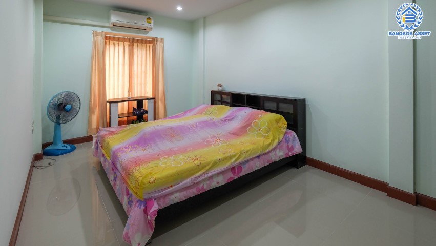 ****ทาวน์เฮ้าส์มือสองย่านนนทบุรี ม. บัวทองธานี 17 กาญจนาภิเษก บนเนื้อที่ 18 ตร.ว. ฟังก์ชัน 3 ห้องนอน 2 ห้องน้ำ 1 ที่จอดรถ บ้านพร้อมอยู่ บนทำเลเดินทางสะดวก เดินทางเข้าเมืองสะดวก เชื่อมต่อหลายเส้นทาง ใกล้รถไฟฟ้า "สถานีคลองบางไผ่" และเซ็นทรัลเวสต์เกต